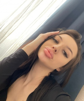 Я готова подарить тебе незабываемое удовольствие и расслабление. 🌹 Живу в самом сердце Москвы, где моменты становятся вечностью. У меня есть все, чтобы сделать твоя мечты сбываются. Мои услуги - это интимный праздник, полный сладости и взаимной страсти. Мои возможности безграничны, я готова исполнить все твои самые сокровенные фантазии. 💋 Мои фото - настоящие, я гарантирую, что увидишь меня в том же соблазнительном образе, как на фотографиях. Заинтересован? Посмотри отзывы моих довольных клиентов и позвони для незабываемой встречи. Наши секреты останутся только между нами. 🌟 Каринка